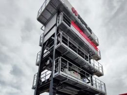 Proses pemadatan aspal hotmix di Jakarta