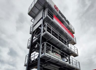 Proses pemadatan aspal hotmix di Jakarta