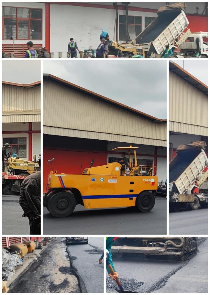 Proses pemadatan aspal hotmix di Jakarta